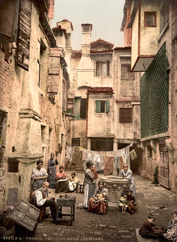 Venice , Court with residents à 