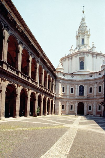 View of the facade and the court designed by Francesco Borromini (1599-1667) (photo) à 