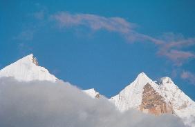 View of Bhagirathi peaks from Chirbas (3610m) (photo) 
