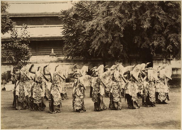 Veiled dancers at Mandalay, Burma, late 19th century (albumen print) (b/w photo)  à 