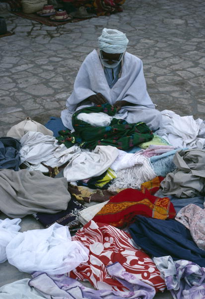 Vendor on the market place (photo)  à 