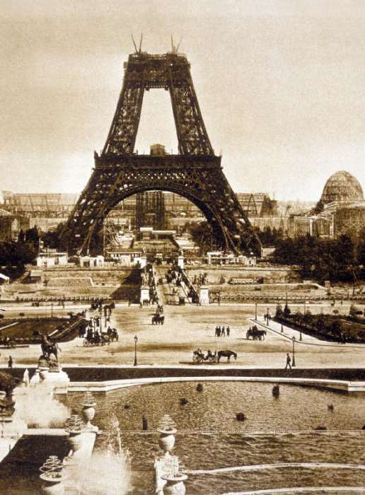 View from Chaillot palace of Eiffel tower built for world fair in 1889, here 2nd floor à 
