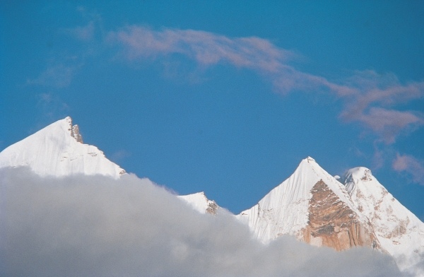 View of Bhagirathi peaks from Chirbas (3610m) (photo)  à 