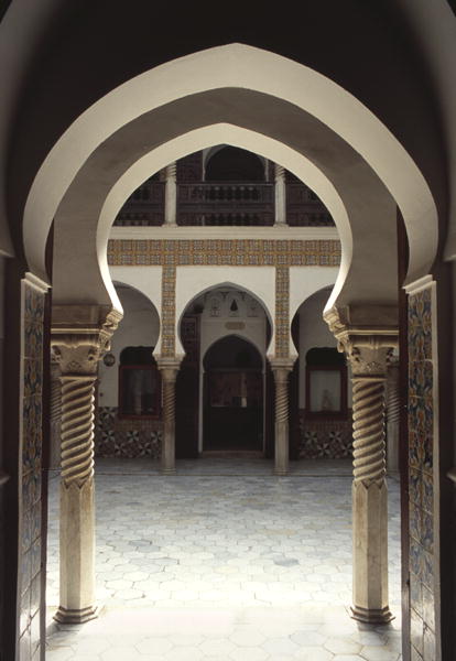 View of the courtyard interior (photo)  à 