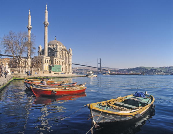 View of the Mosque of Abdulmecid at Ortakoy with the Bosphorous Bridge in the background (photo)  à 
