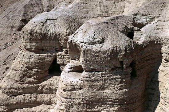 View of the Qumran Caves, where the Dead Sea Scrolls were discovered in 1947 Qumran, Israel à 