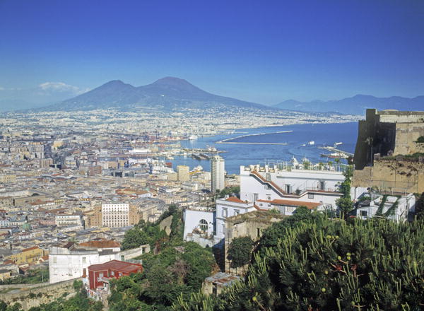 View over city and Bay of Naples (photo)  à 