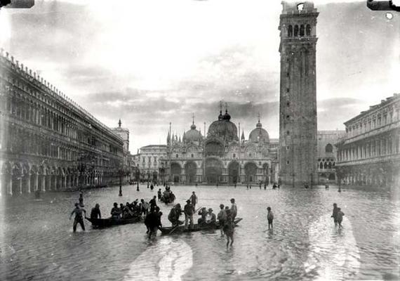 View of Flooded Piazza S. Marco (b/w photo) 1880-1920 à 