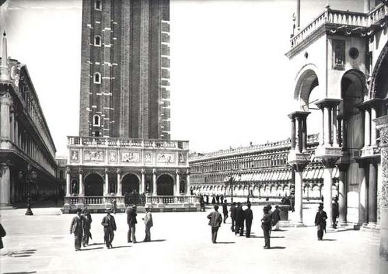 View of Piazza San Marco and the Loggetta from the Porta della Carta (b/w photo) à 