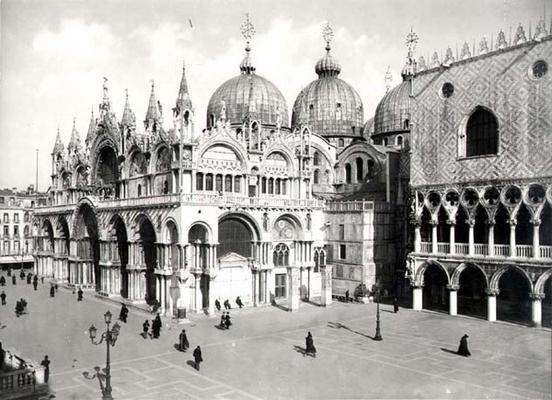 View of the Church of S. Marco and Palazzo Ducale (b/w photo) à 