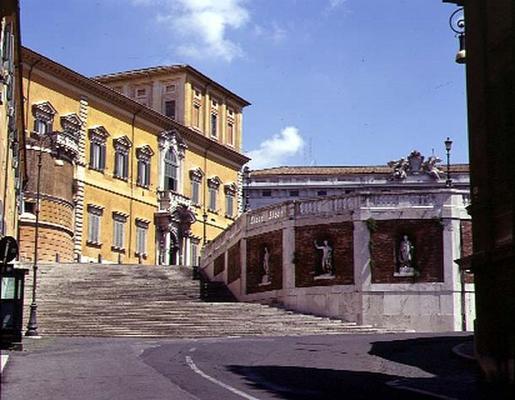 View of the facade from Via della Dataria, designed by Domenico Fontana (1543-1607) Carlo Maderno (1 à 