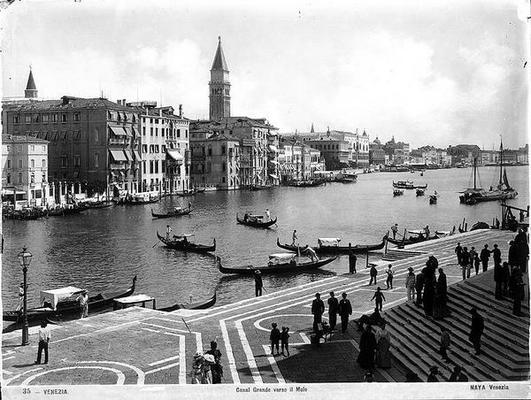 View of the Grand Canal looking towards the Molo (b/w photo) 1880-1920 à 