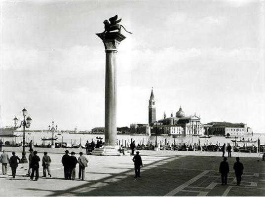 View of the Molo and the Column of the Lion of St. Mark looking towards the island of S. Giorgio Mag à 