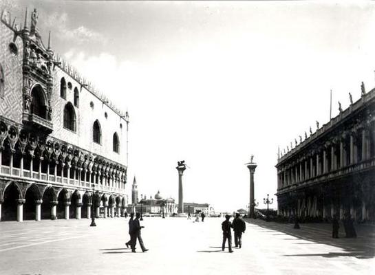 View of the Piazzetta S. Marco (b/w photo) à 
