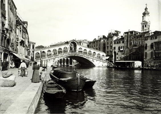 View of the Ponte di Rialto (b/w photo) à 