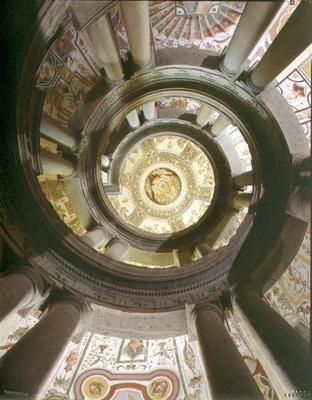 View of the stone spiral staircase looking up towards the ceiling, designed by Jacopo Vignola (1505- à 