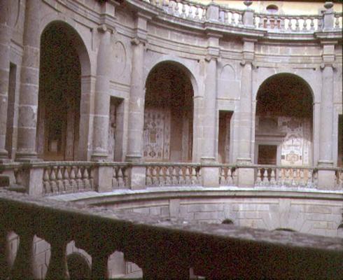 View of the upper portico, designed by Jacopo Vignola (1507-73) and his successors for Cardinal Ales à 
