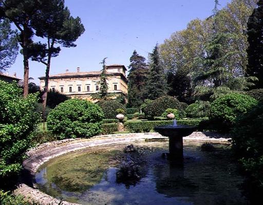 View of the villa from across the fountain and garden, designed by Baldassarre Peruzzi (1481-1536) 1 à 