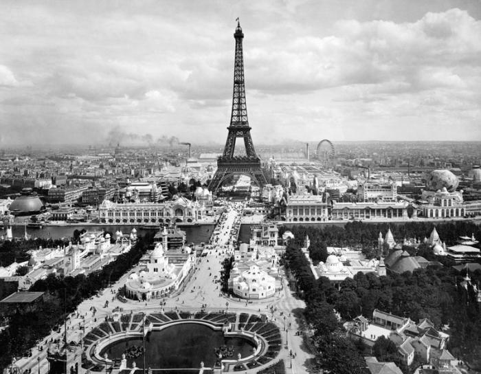 World fair in Paris in 1900 : Champs de Mars with Eiffel Tower à 