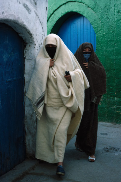 Women walking in the street, Essaouira (photo)  à 