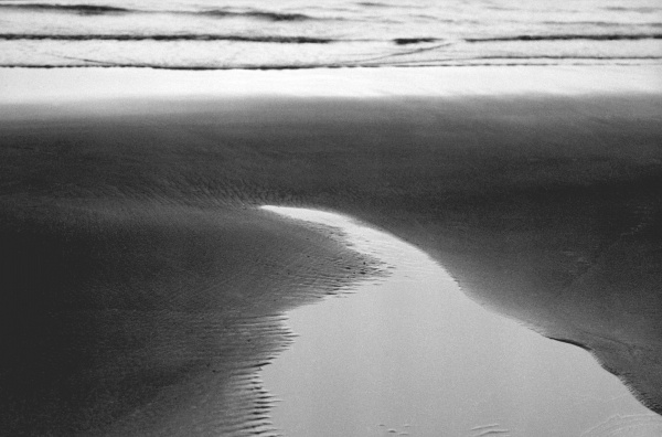 Water on sand (b/w photo)  à 