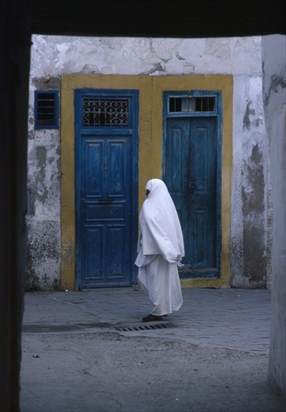 Woman in the street, Essaouira (photo)  à 