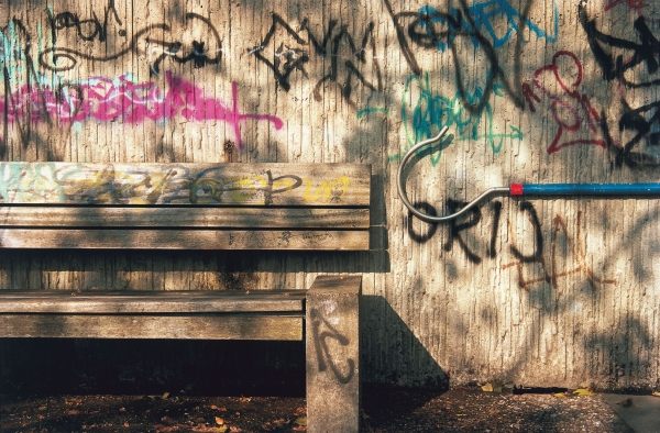 Wooden bench and hook (photo)  à 