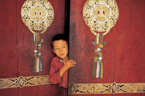 Young initiate outside main door of Pemyangtse monastery (photo)  à 