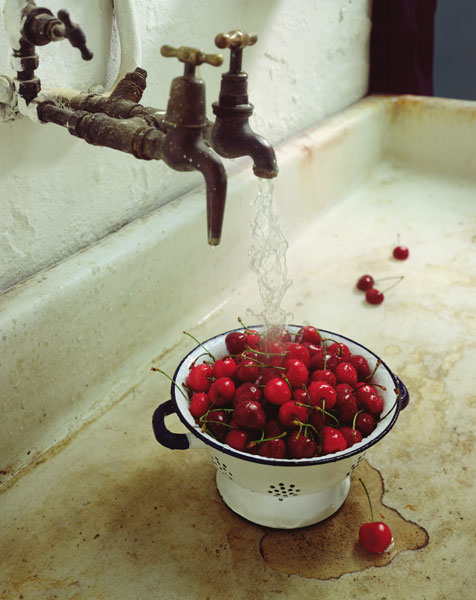 Washing cherries, 1988 (colour photo)  à Norman  Hollands