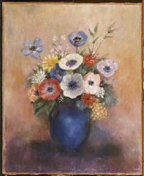 Blumen in einer blauen Vase.