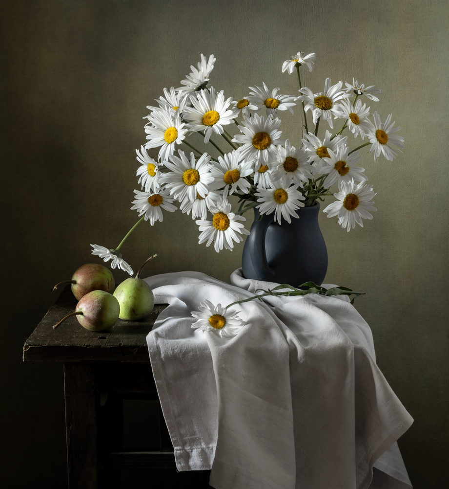 Still life with daisies and pears à Olga Aleksandrovna