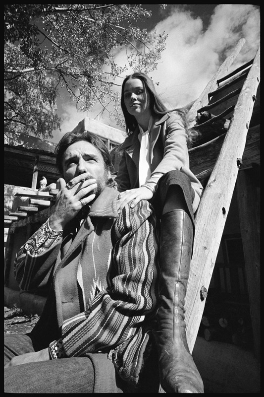 Dennis Hopper and wife Michelle Phillips on a ladder in New Mexico à Orlando Suero