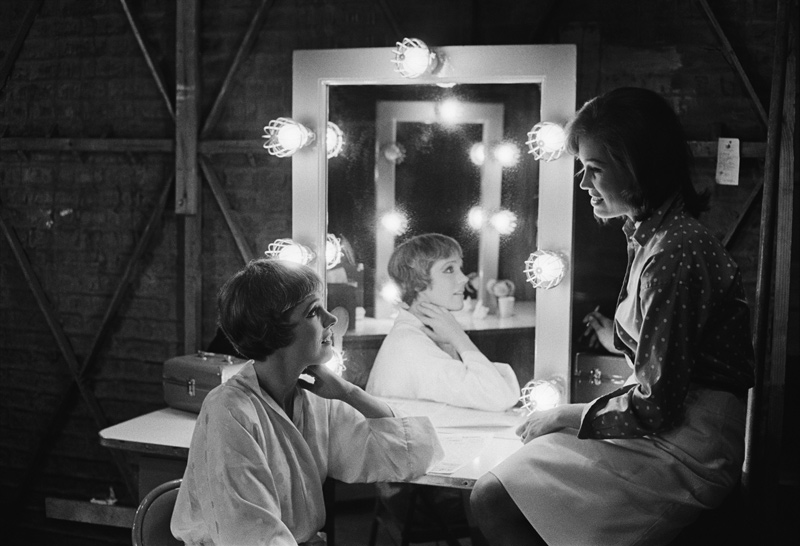 Julie Andrews and Mary Tyler Moore on the set of Thoroughly Modern Millie à Orlando Suero