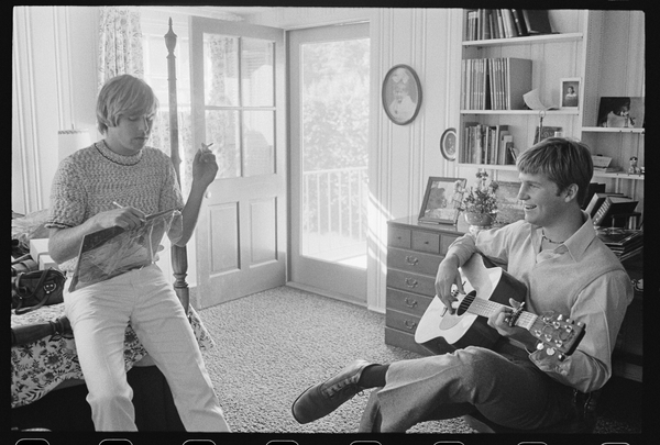 Brothers Beau Bridges and Jeff Bridges writing a song à Orlando Suero