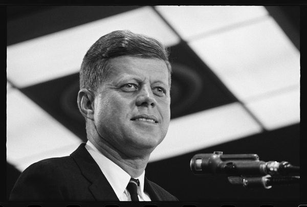 John F. Kennedy gives a speech à Orlando Suero