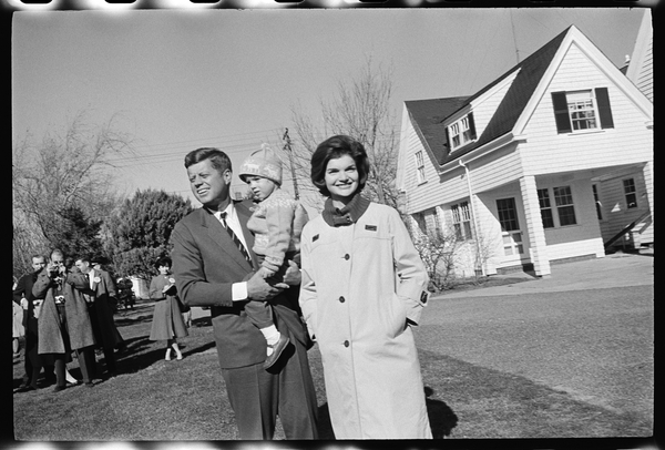 John F. Kennedy with Jackie Kennedy and daughter, Caroline à Orlando Suero