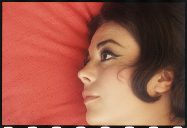 Natalie Wood at home with head on pillow à Orlando Suero