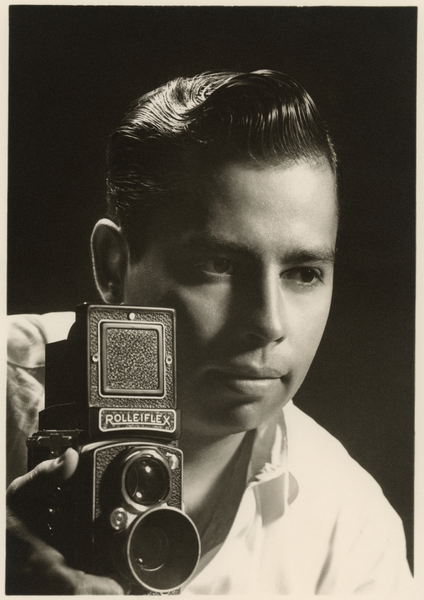 Orlando Suero portrait with Rolleiflex camera, c à Orlando Suero