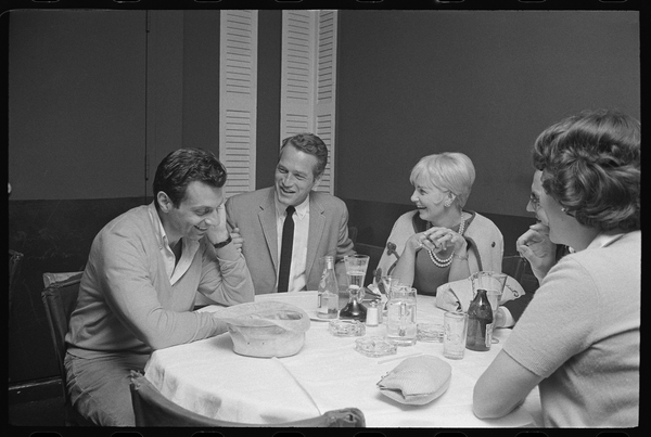 Paul Newman, Mort Sahl and Joanne Woodward joking at dinner à Orlando Suero