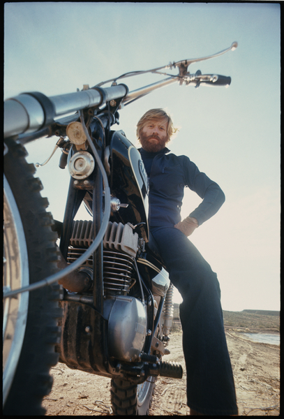 Robert Redford on the set of Jeremiah Johnson à Orlando Suero