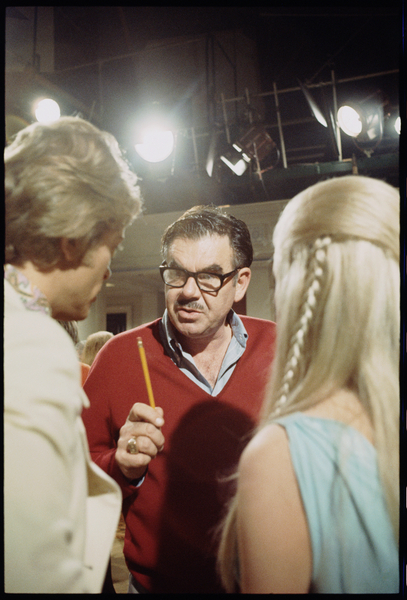 Russ Meyer on the set of Beyond the Valley of the Dolls à Orlando Suero