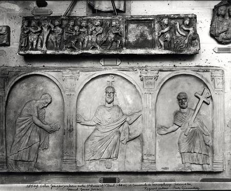 Top: Lid of a sarcophagus depicting Adam and Eve, Daniel and Jonah; Bottom: Christ Enthroned with St à Paléochrétien