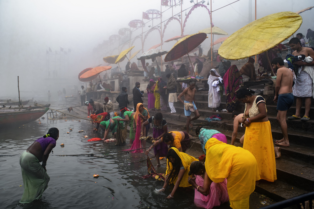Holy Bath at Varanasi Ghat India à Partha Sarathi Dalal