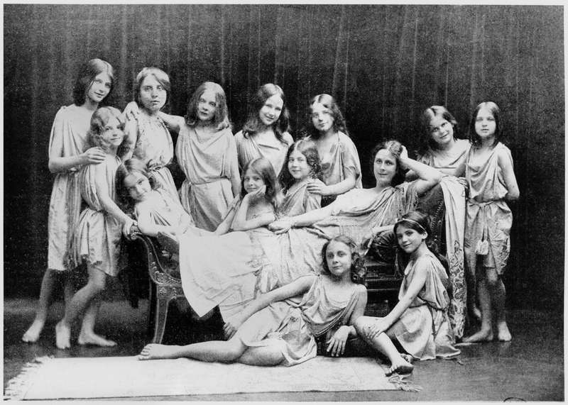 Isadora Duncan (1877-1927) and her pupils from the Grunewald School, 1908 (b/w photo)  à Paul Berger