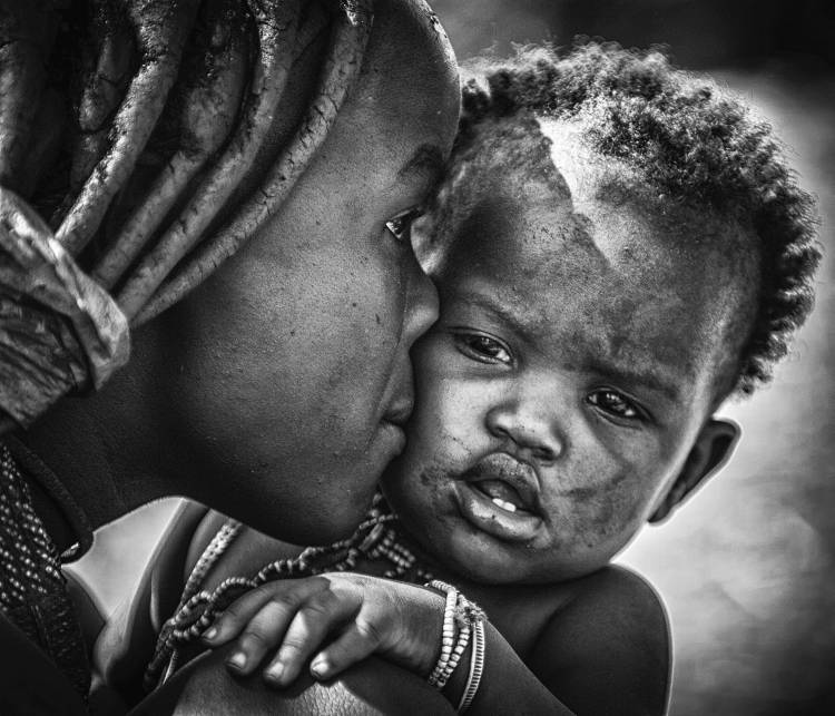 kiss from beautiful himba mom à Pavol Stranak