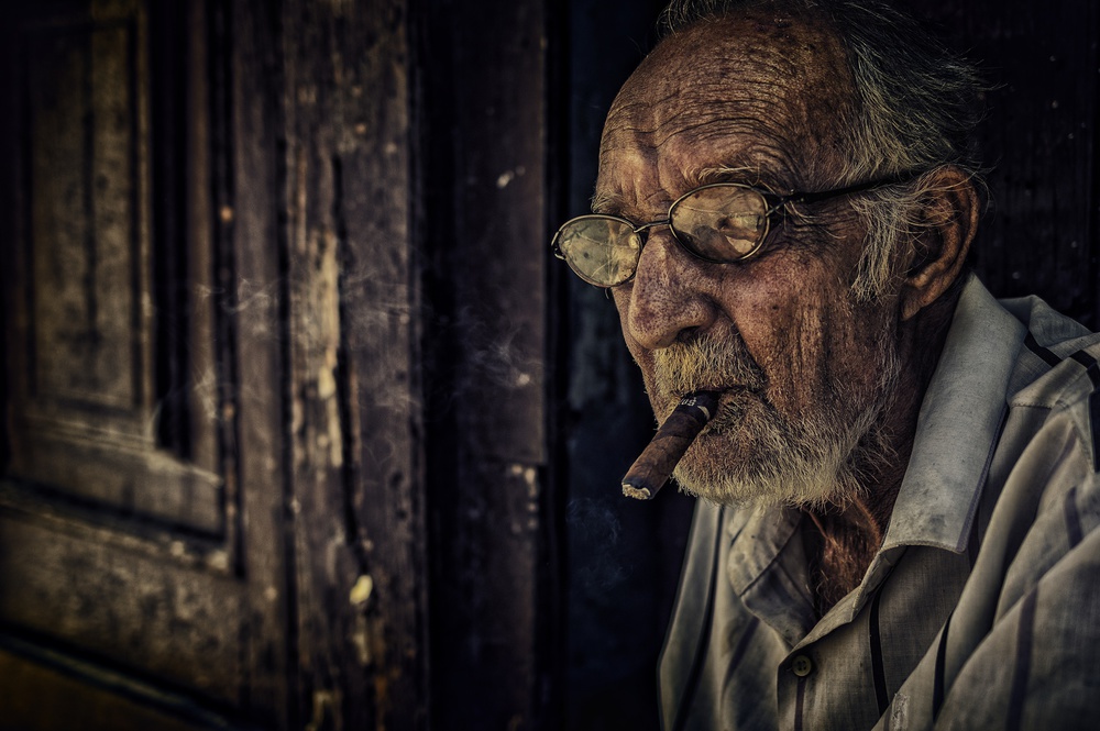 man on porch à Pavol Stranak