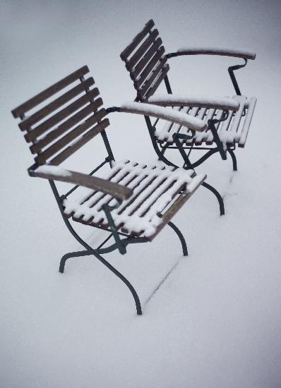 Schneebedeckte Stühle à Peter Steffen