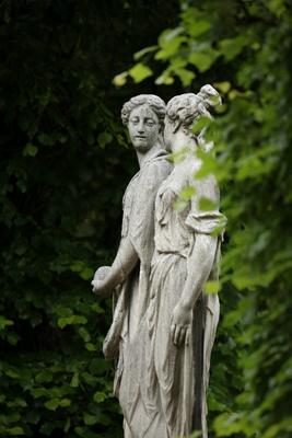 2 Statuen (Wien, Schönbrunn) à Peter Wienerroither