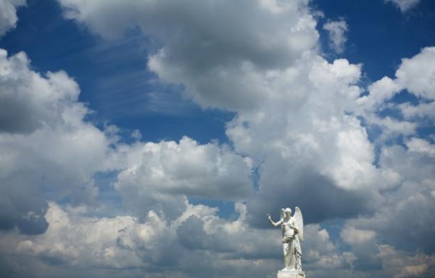 Engelstatue, Himmel mit Wolken à Peter Wienerroither