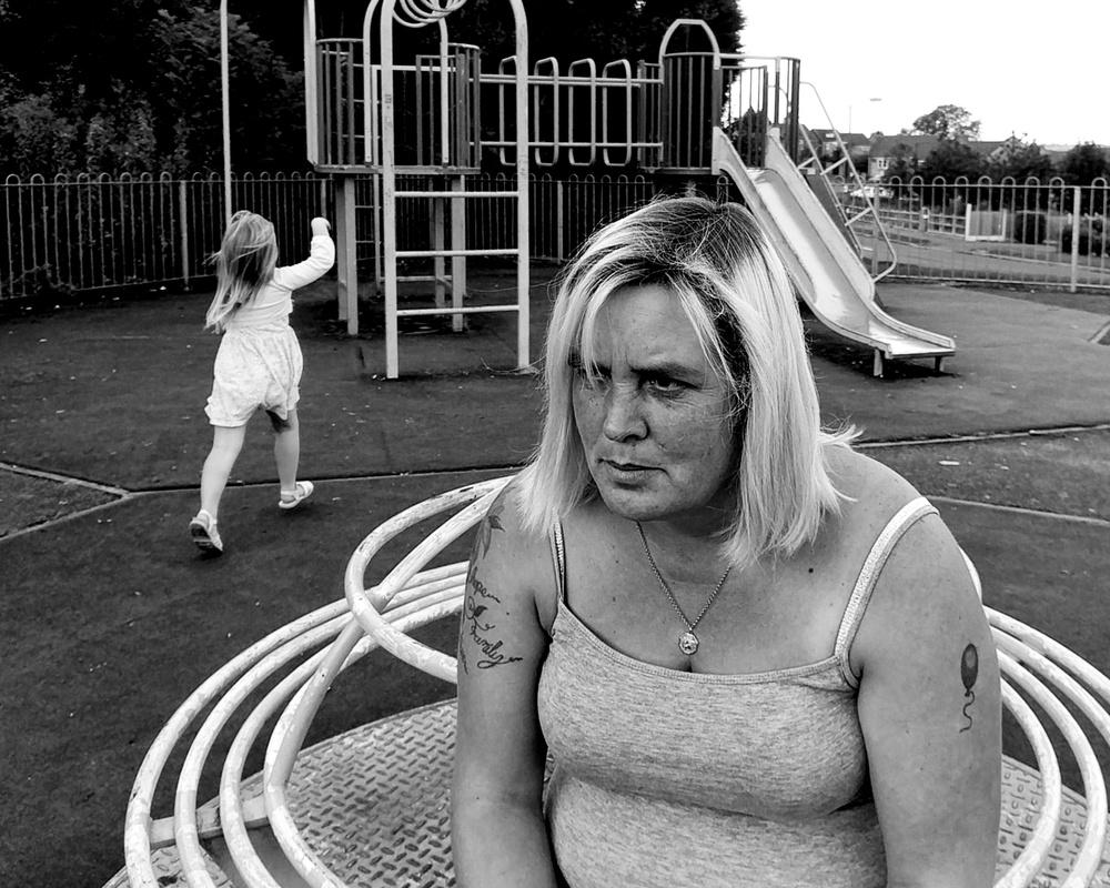 Mother &amp; daughter at the park à Phil Tooze